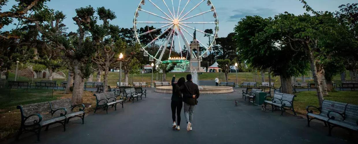 漫步around the Music一致in Golden Gate Park towards the Skystar Wheel